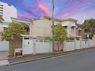 View profile: Large 2 Bedroom Unit - UNFURNISHED - AIR CON - GARAGE