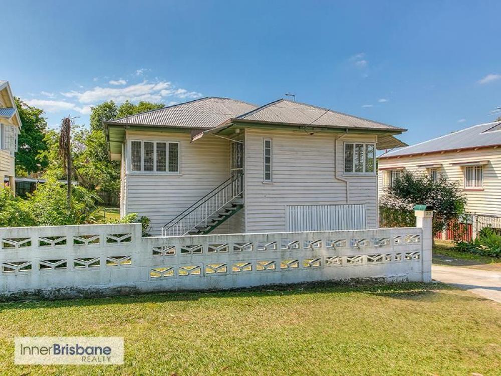 Spacious Deck and Large Backyard, Steps from QUT and Urban Village