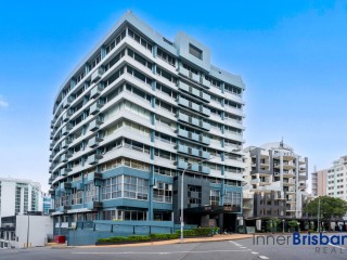 View profile: Light Filled Studio Living with City Views in the Heart of Spring Hill