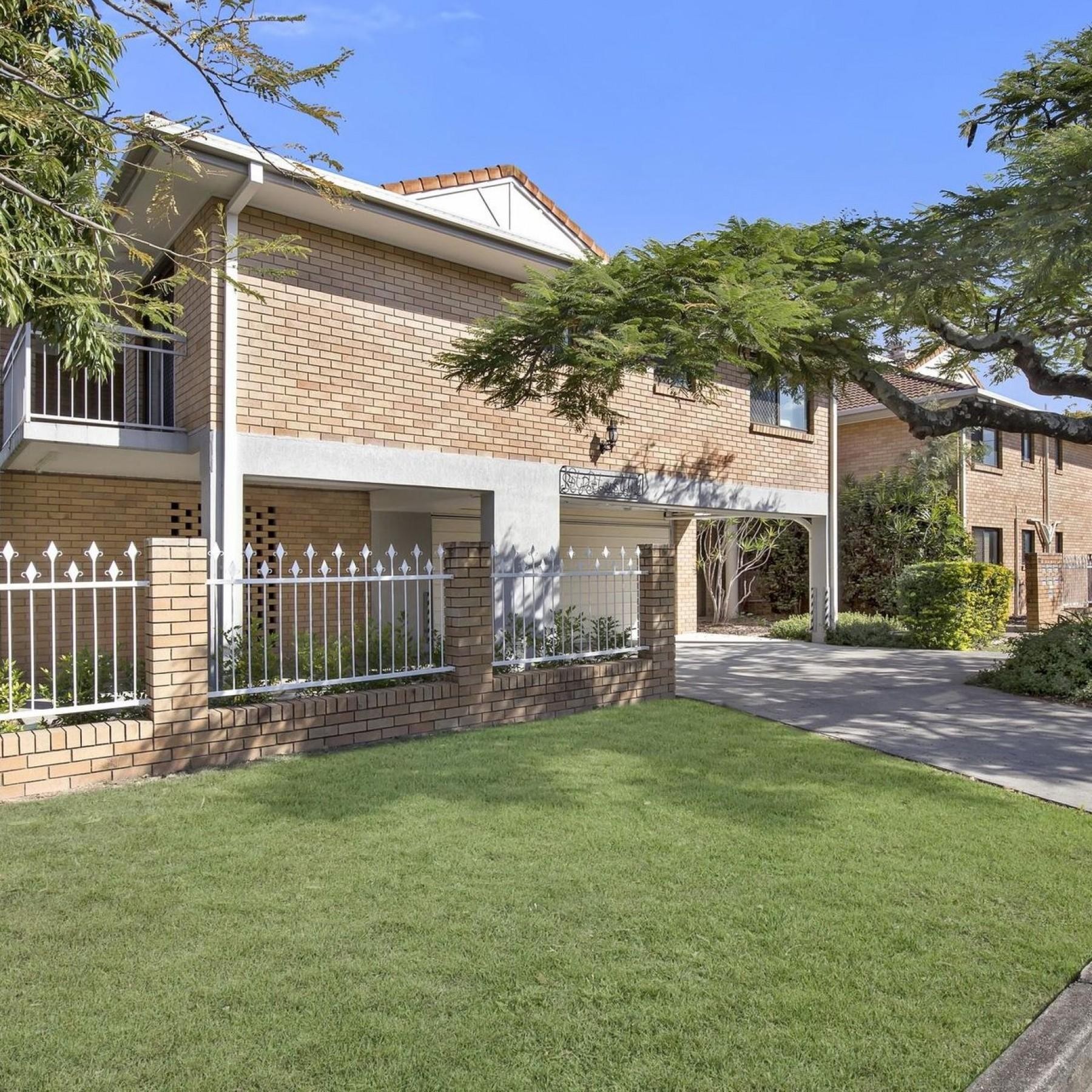 Solid 2 Bedroom 2 Bathroom Apartment - Lovely Location